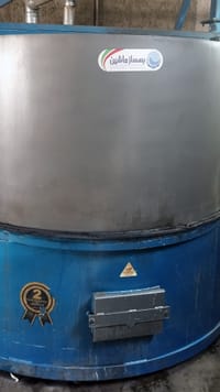 دستگاه سندبلاست کارگاهی با بدنهٔ آبی و حلقهٔ استیل