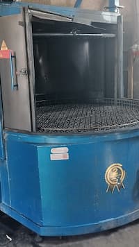سندبلاست با در باز و سبد چرخان داخلی برای رسوب‌زدایی قطعات
