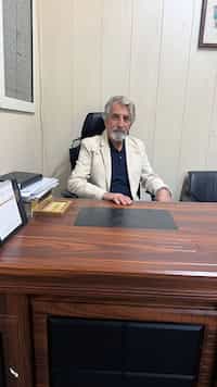 مدیر مجموعه پشت میز مدیریت در فضای دفتر