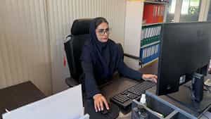 کارشناس برنامه‌ریزی و مستندسازی پشت رایانه، کنار بایگانی فنی